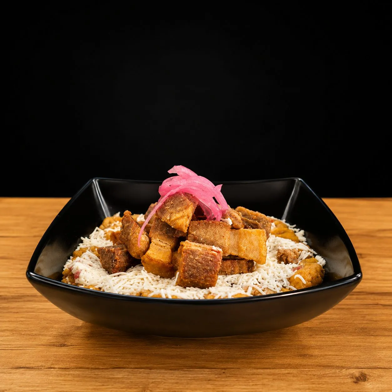 Cayeye con Chicharrón de PISÁO Gastrobar